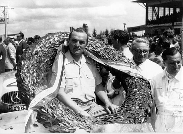 Grosser Jubiläumspreis für Sportwagen 1952. Siegerehrung für Hermann Lang.